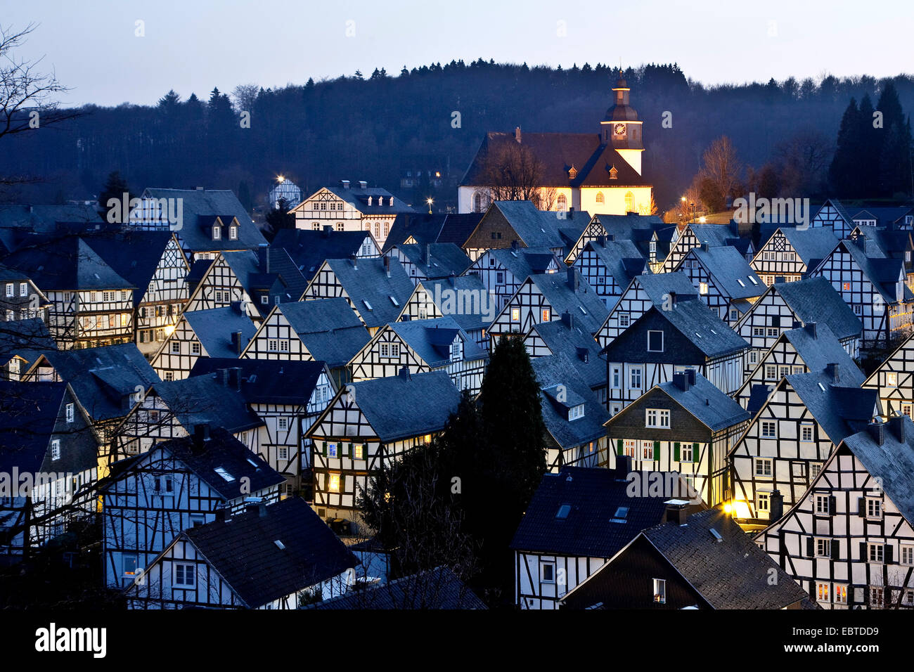 Vieille ville avec des maisons à pans de bois dans la lumière du soir, l'Allemagne, en Rhénanie du Nord-Westphalie, Freudenberg Banque D'Images