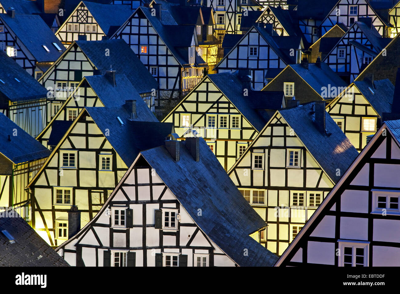 Vieille ville avec des maisons à pans de bois dans la lumière du soir, l'Allemagne, en Rhénanie du Nord-Westphalie, Freudenberg Banque D'Images