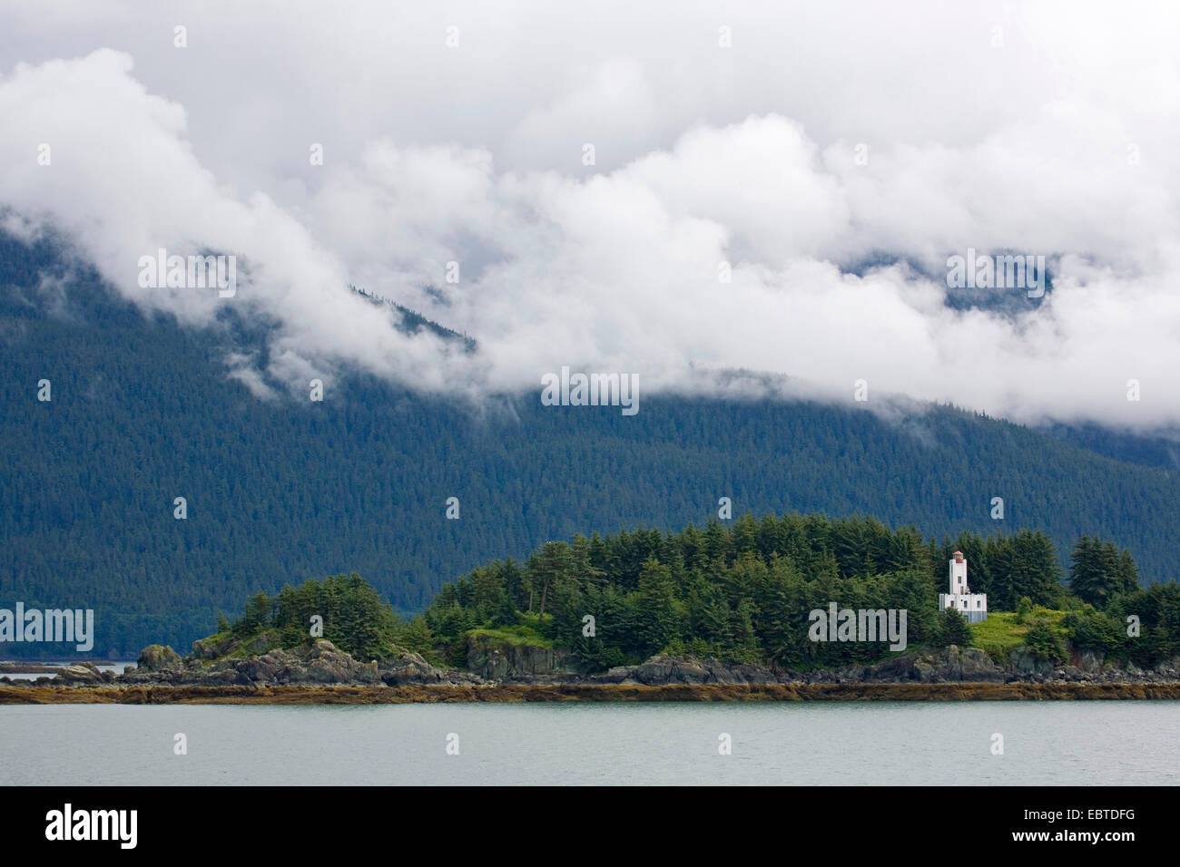 Vue du canal Lynn au phare de l'île sentinelle entre Skagway et Juneau, Alaska, USA Banque D'Images