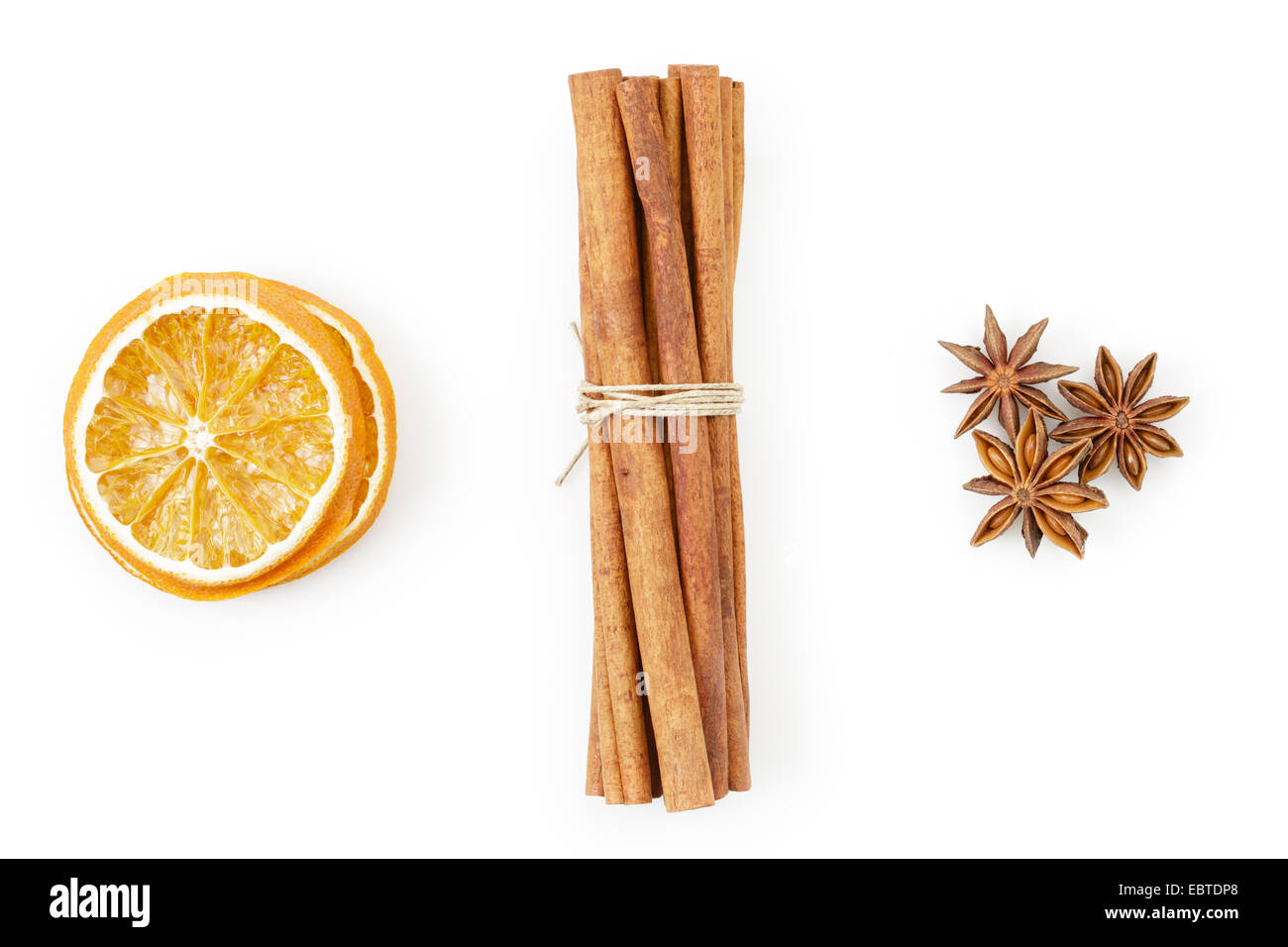 Les oranges séchées avec cannelle et anis, isolé sur fond blanc Banque D'Images