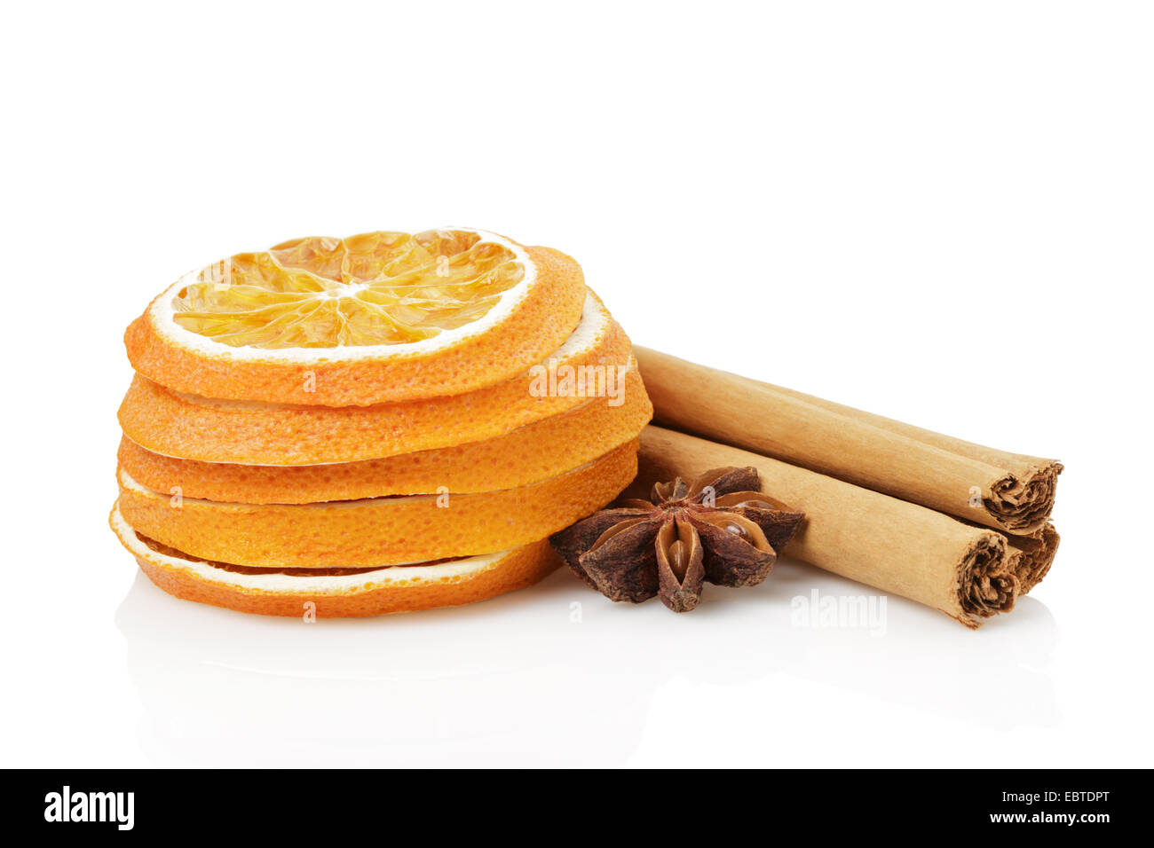 Les oranges séchées avec cannelle et anis, isolé sur fond blanc Banque D'Images