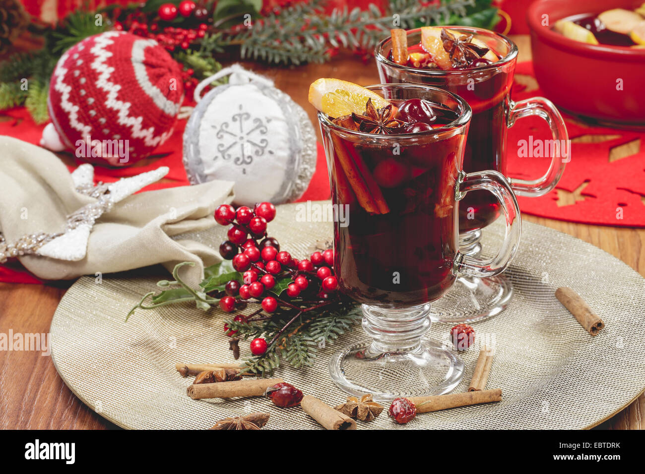 Vin chaud de Noël. Délicieux vin chaud avec du cidre de pomme, de fruits et d'épices. Banque D'Images