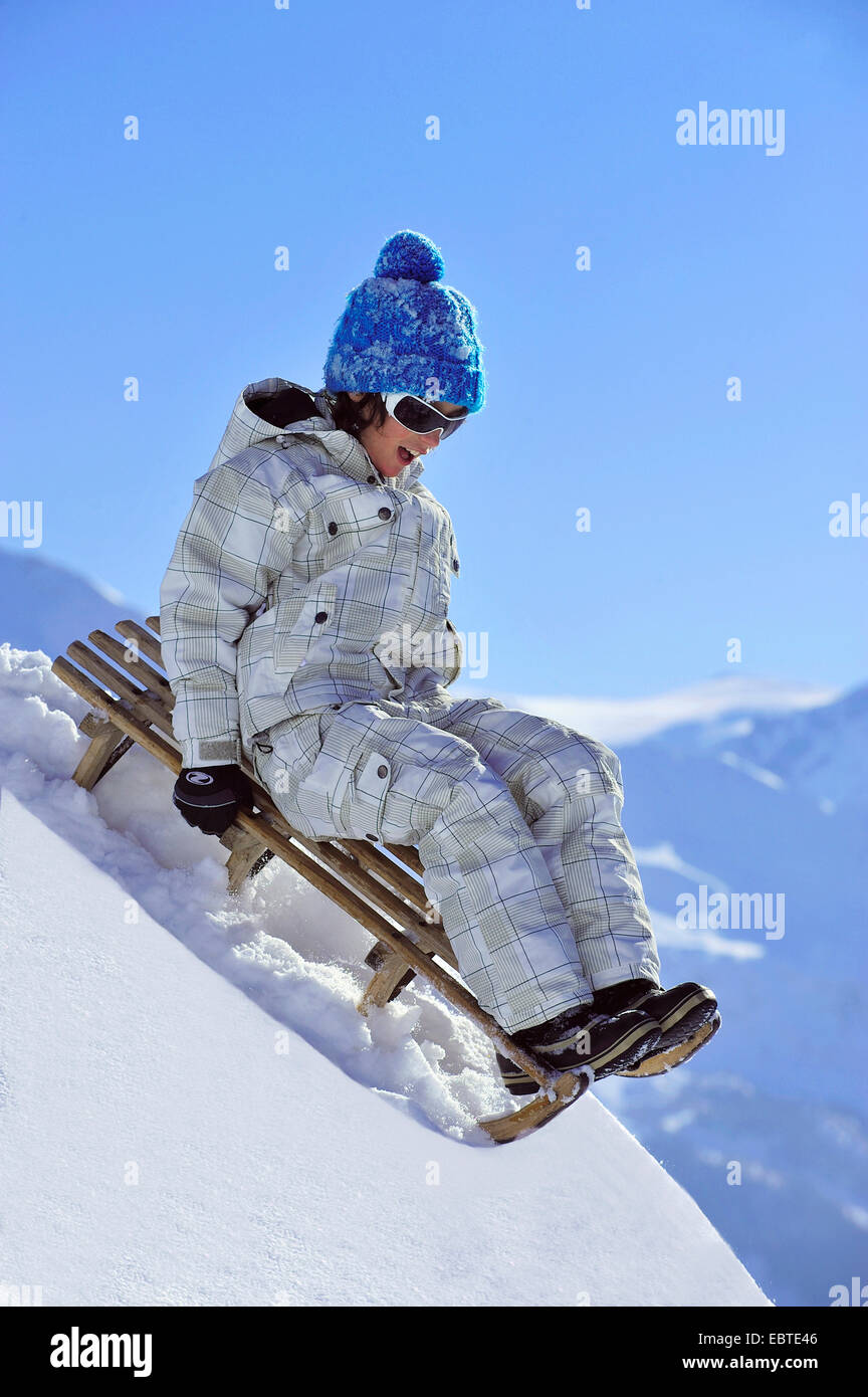 Garçon de la luge dans la neige, France Banque D'Images