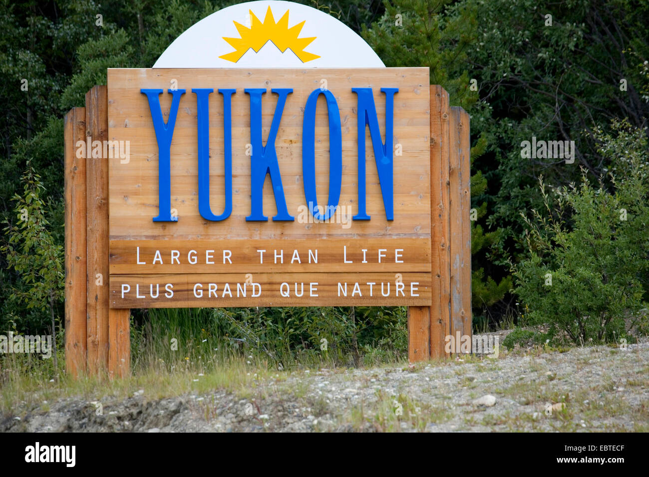 Panneau de bienvenue du Yukon, à la frontière de la Colombie-Britannique, à l'autoroute Cassiar, Canada, Yukon Banque D'Images