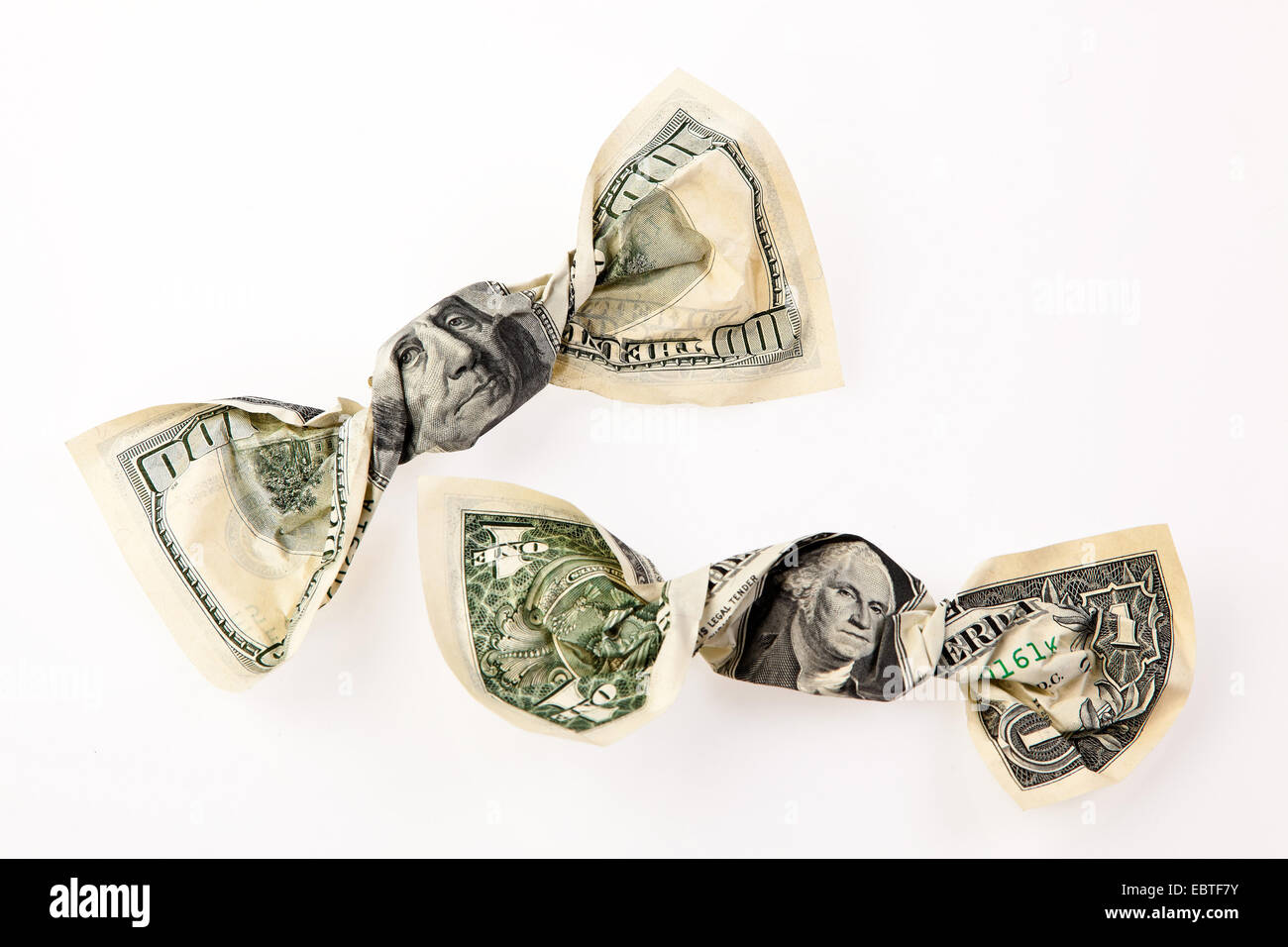 Bonbons enveloppés dans des dollars symbolisant la réduction d'impôt comme une promesse pendant la campagne électorale, USA Banque D'Images