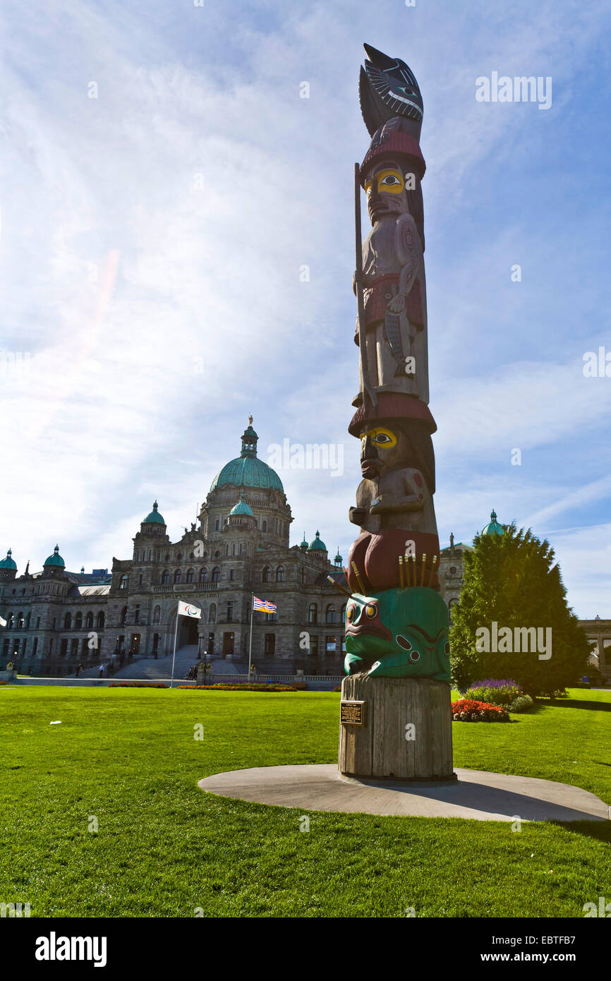 Totem et bâtiment du Parlement européen, le Canada, la Colombie-Britannique, île de Vancouver Banque D'Images