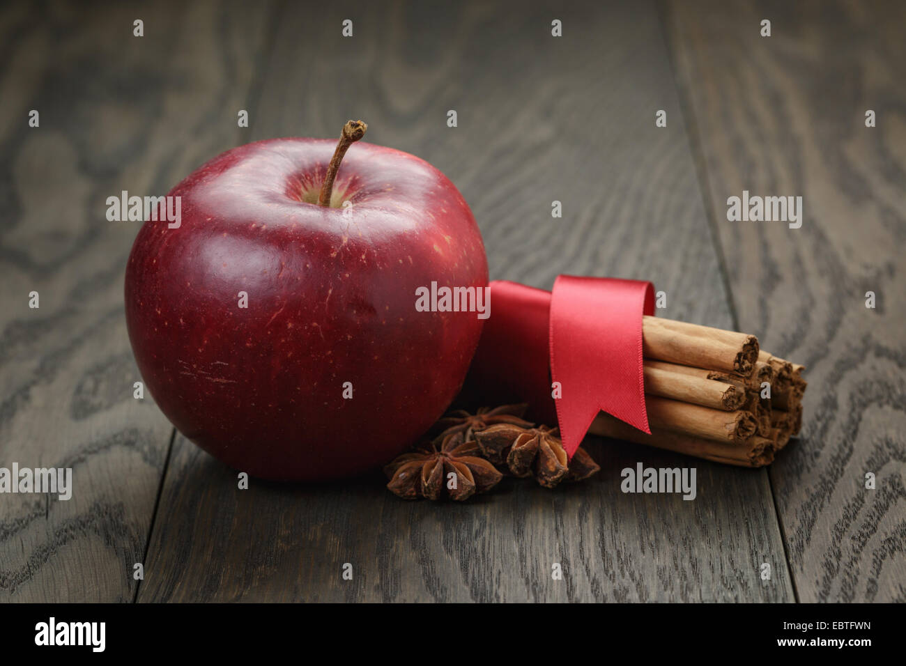 Rouge mûre pomme et cannelle, sur la vieille table en chêne Banque D'Images