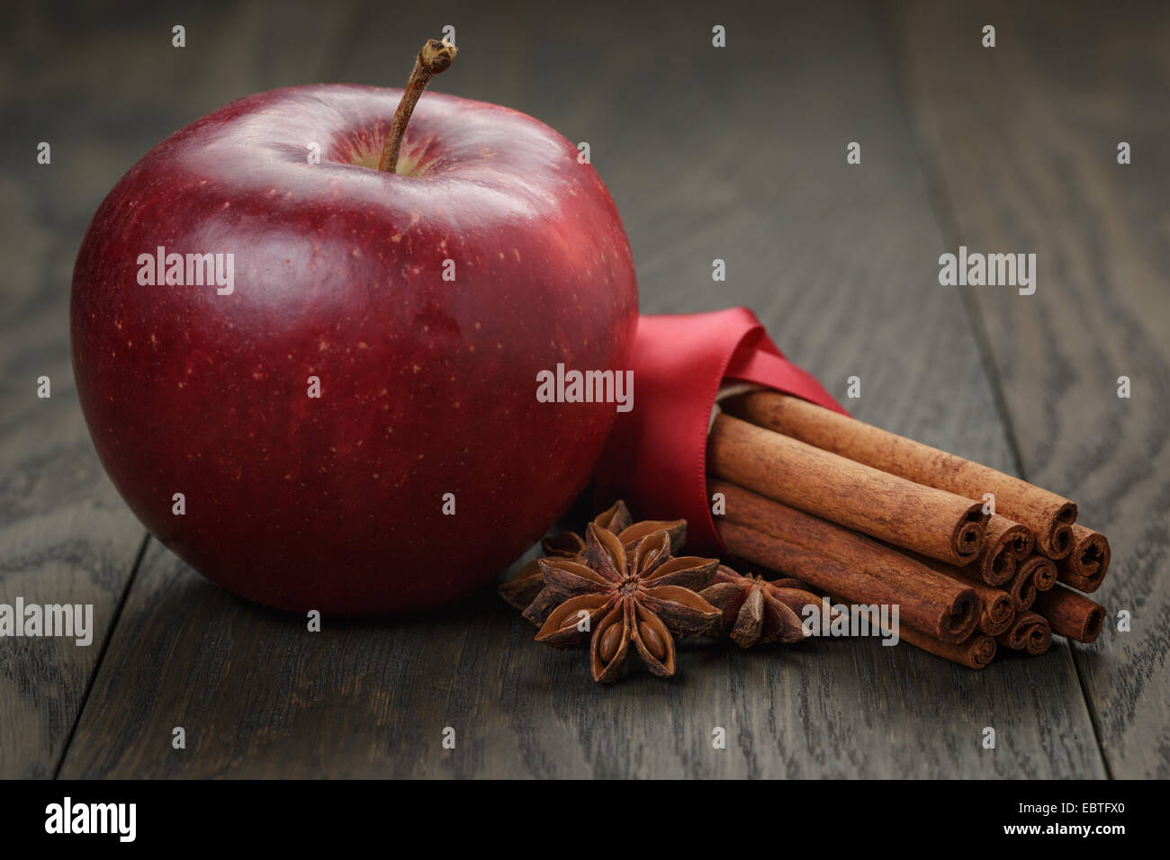 Rouge mûre pomme et cannelle, sur la vieille table en chêne Banque D'Images