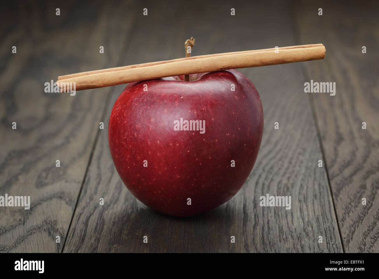 Rouge mûre pomme et cannelle, sur la vieille table en chêne Banque D'Images