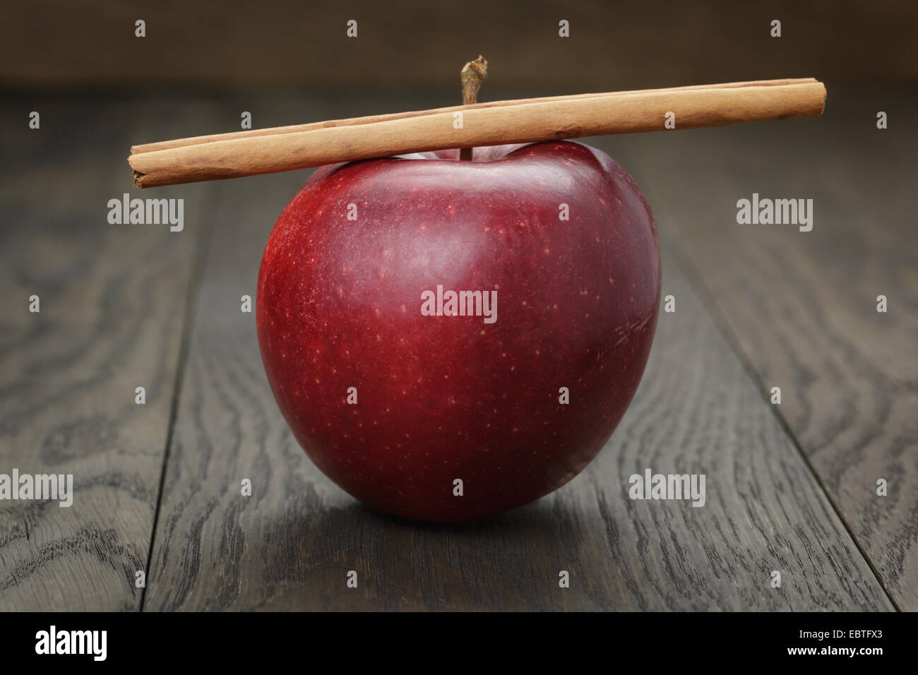 Rouge mûre pomme et cannelle, sur la vieille table en chêne Banque D'Images