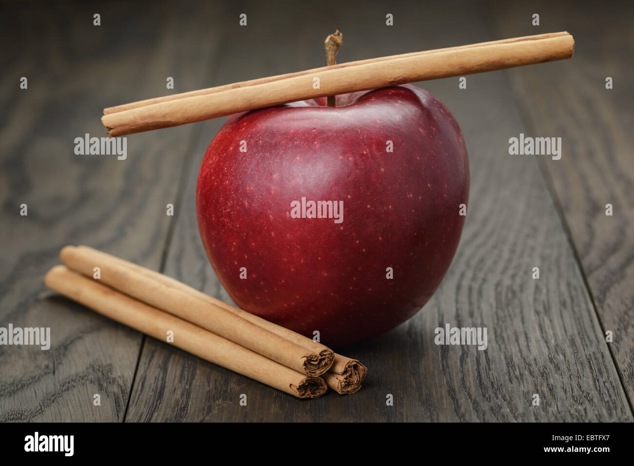Rouge mûre pomme et cannelle, sur la vieille table en chêne Banque D'Images