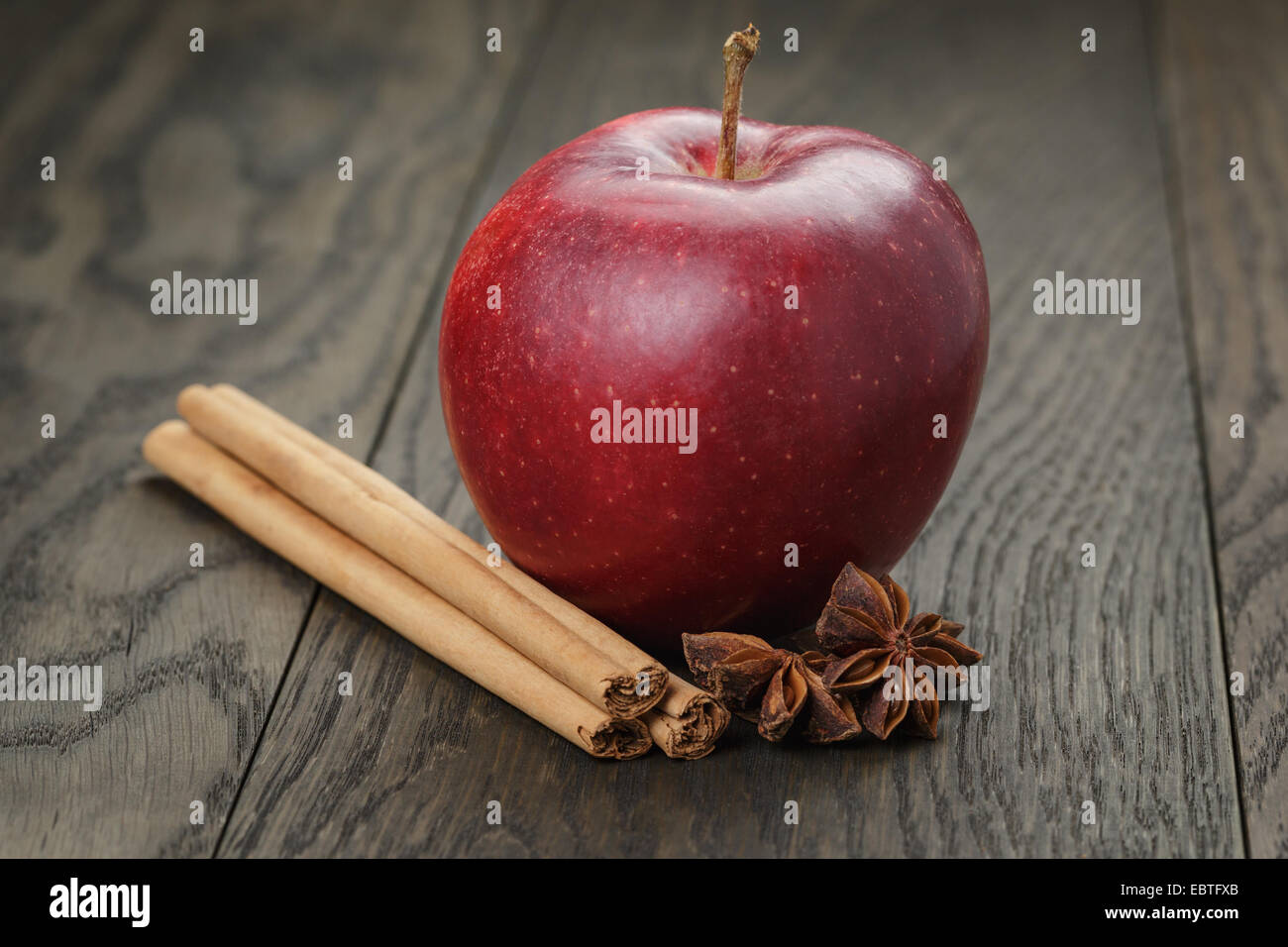 Rouge mûre pomme et cannelle, sur la vieille table en chêne Banque D'Images