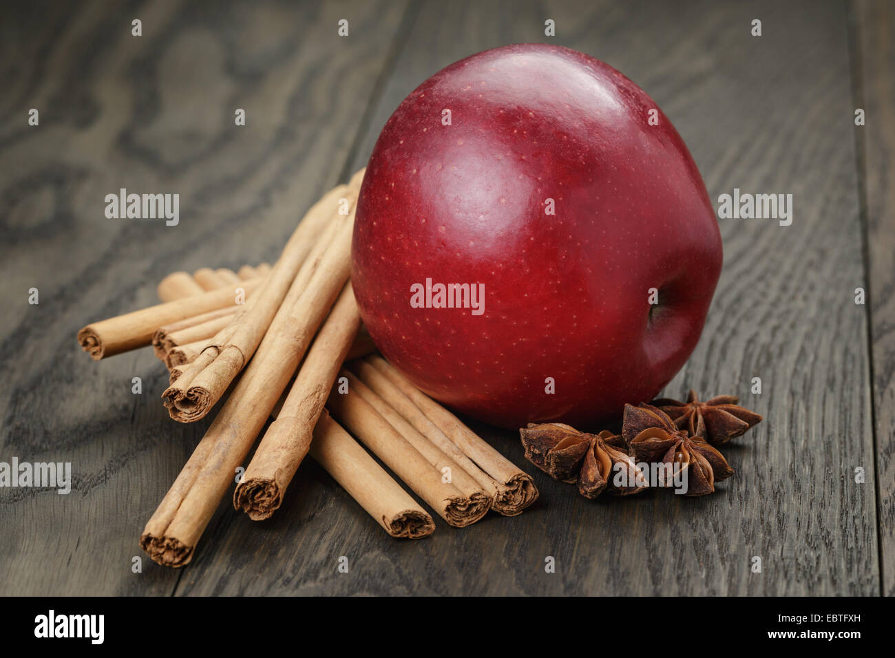 Rouge mûre pomme et cannelle, sur la vieille table en chêne Banque D'Images