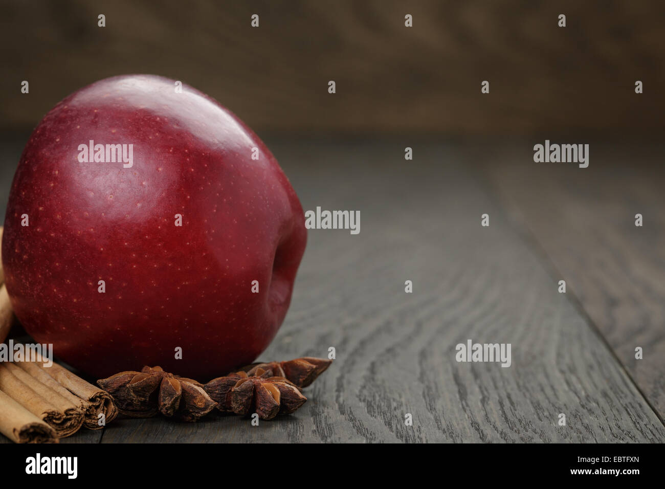 Rouge mûre pomme et cannelle, sur la vieille table en chêne Banque D'Images
