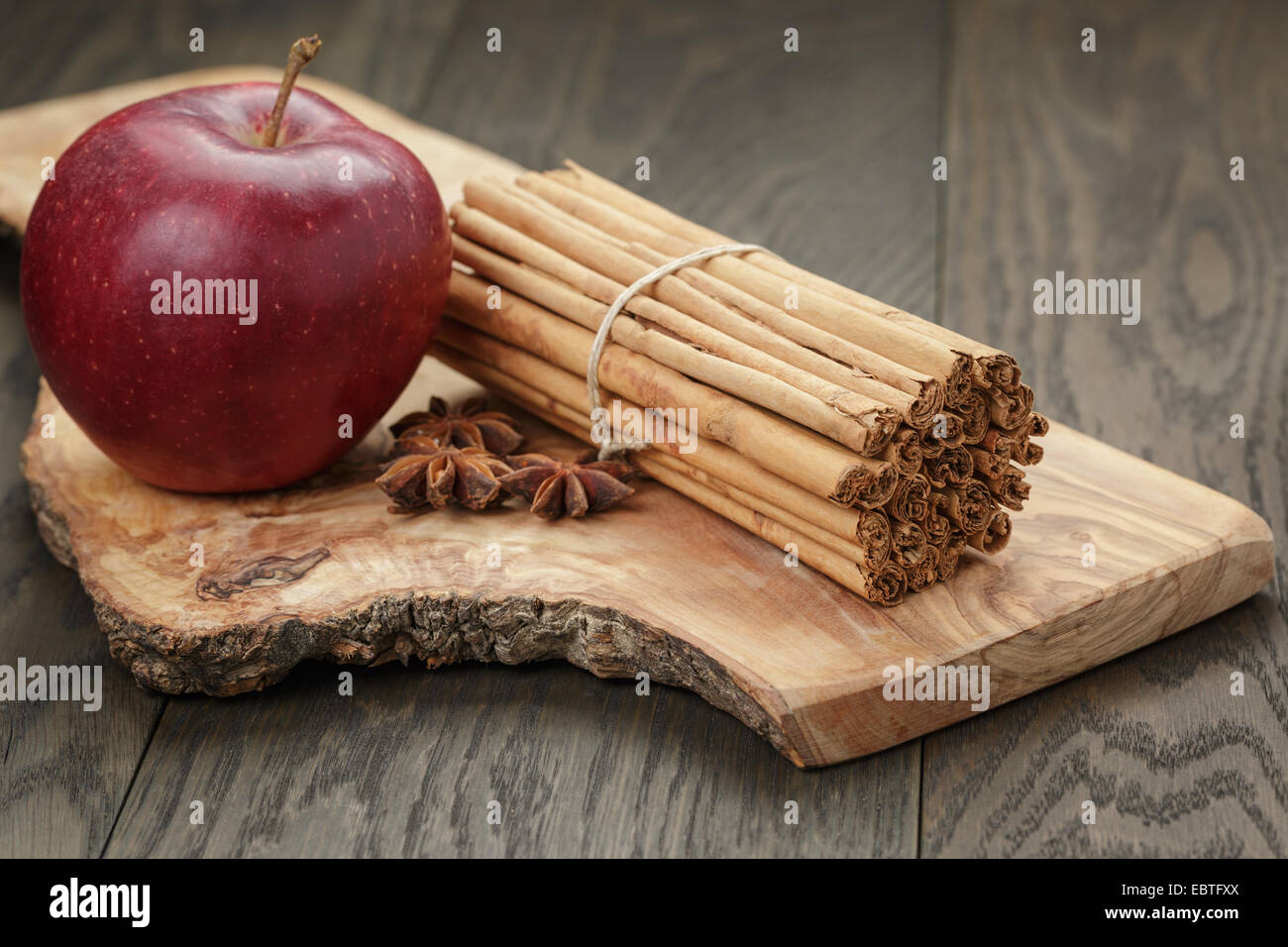 Rouge mûre pomme et cannelle, sur la vieille table en chêne Banque D'Images