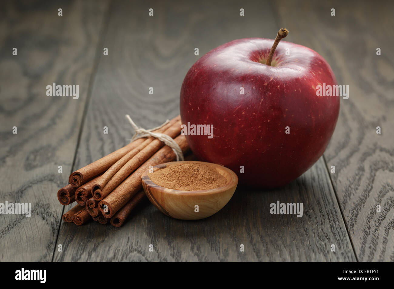 Rouge mûre pomme et cannelle, sur la vieille table en chêne Banque D'Images