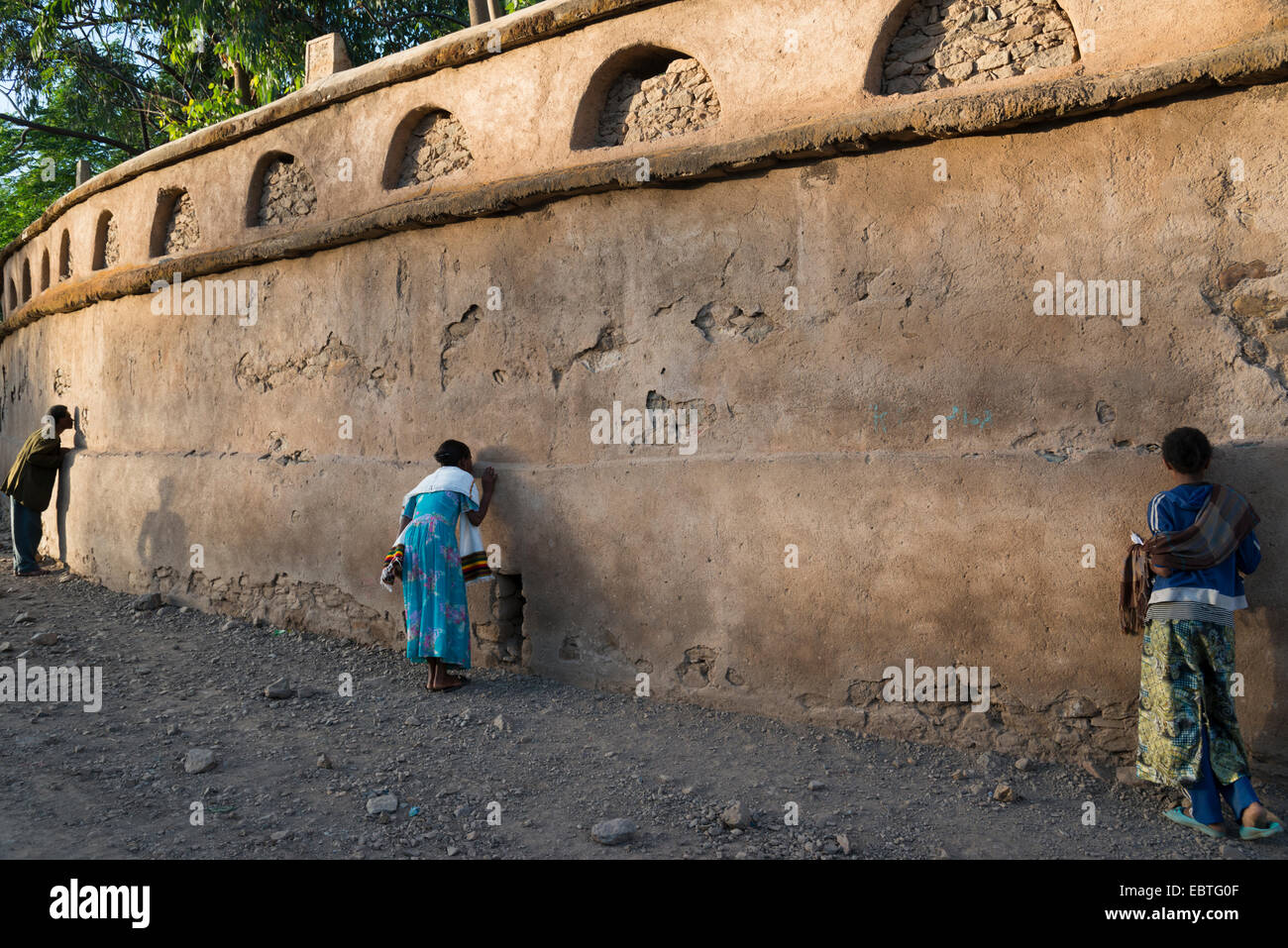 Les gens priant devant une église composé. Axoum. Axum. le nord de l'Éthiopie. Afrique du Sud Banque D'Images