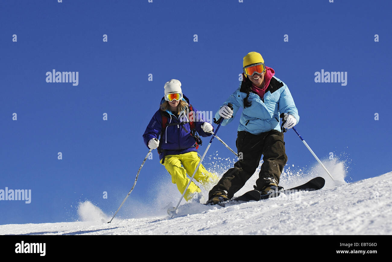 Deux skieurs sur piste, France Banque D'Images