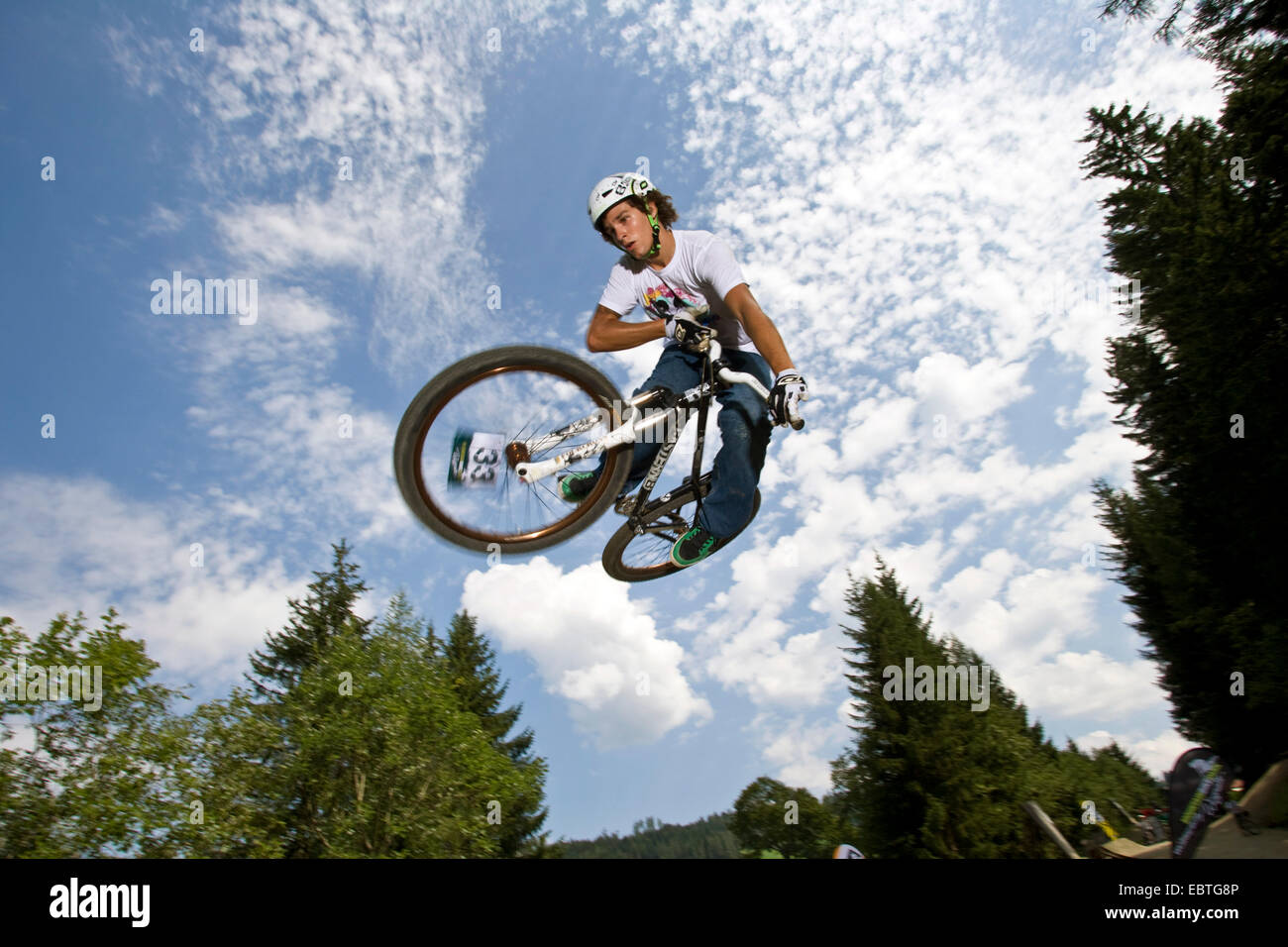 Saut d'adolescent avec un vélo de montagne, Autriche Banque D'Images