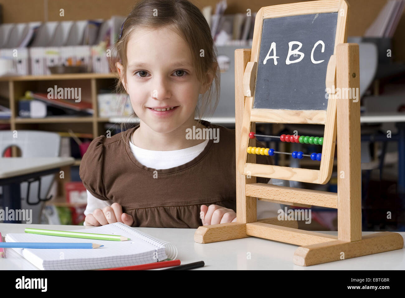 Portrait d'une jeune fille de première journée à l'école Photo Stock