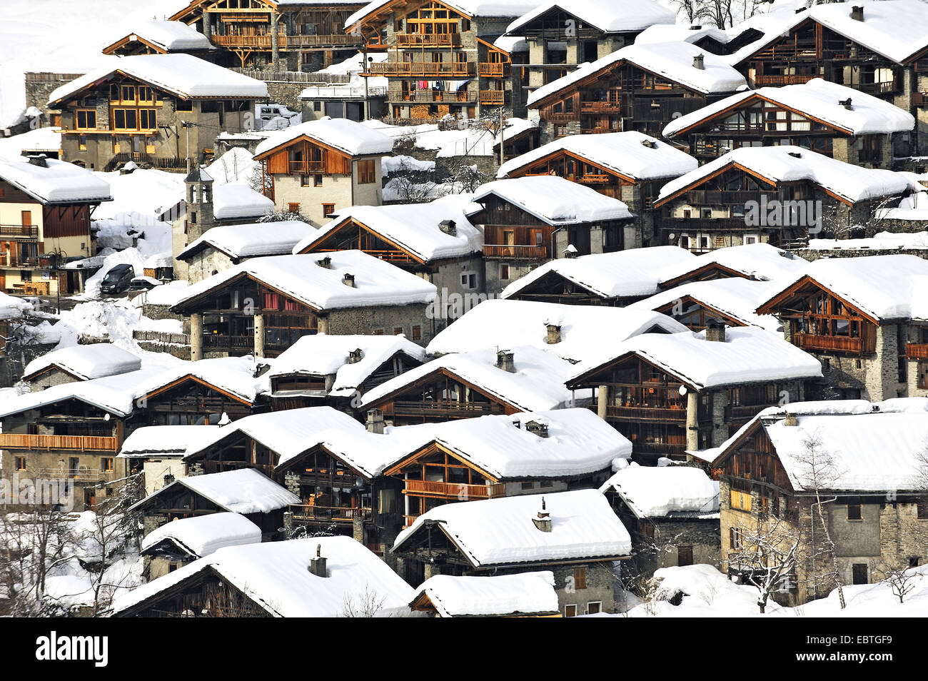 Village de montagne Le Miroir dans la neige, France, Savoie, Sainte-Foy- Tarentaise Photo Stock - Alamy