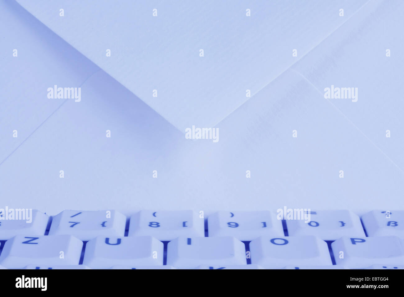 Clavier d'un ordinateur et d'une enveloppe, la communication par e-mail Banque D'Images