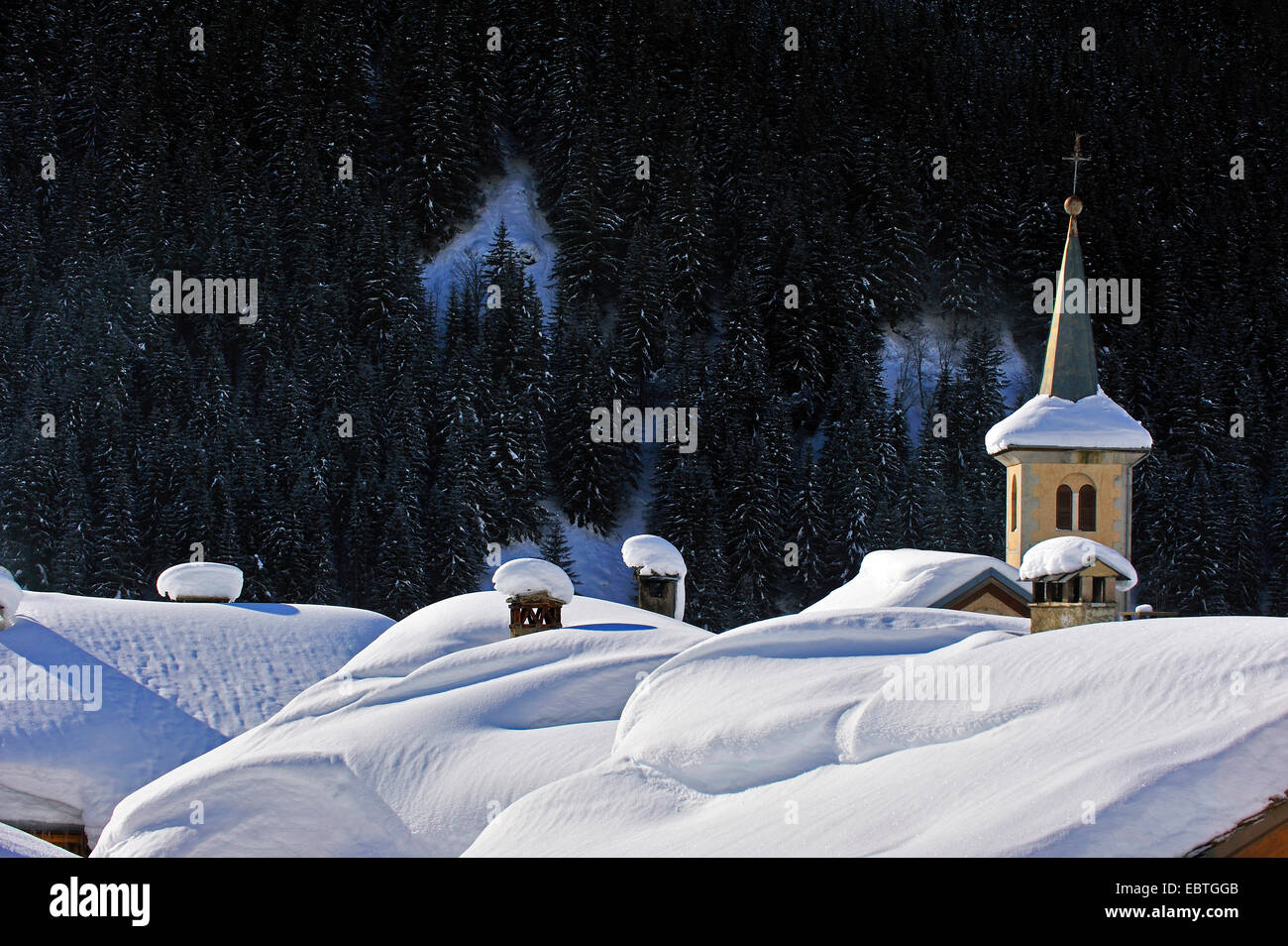 Village enneigé, France, Savoie, CHAMPAGNY en VANOISE Banque D'Images