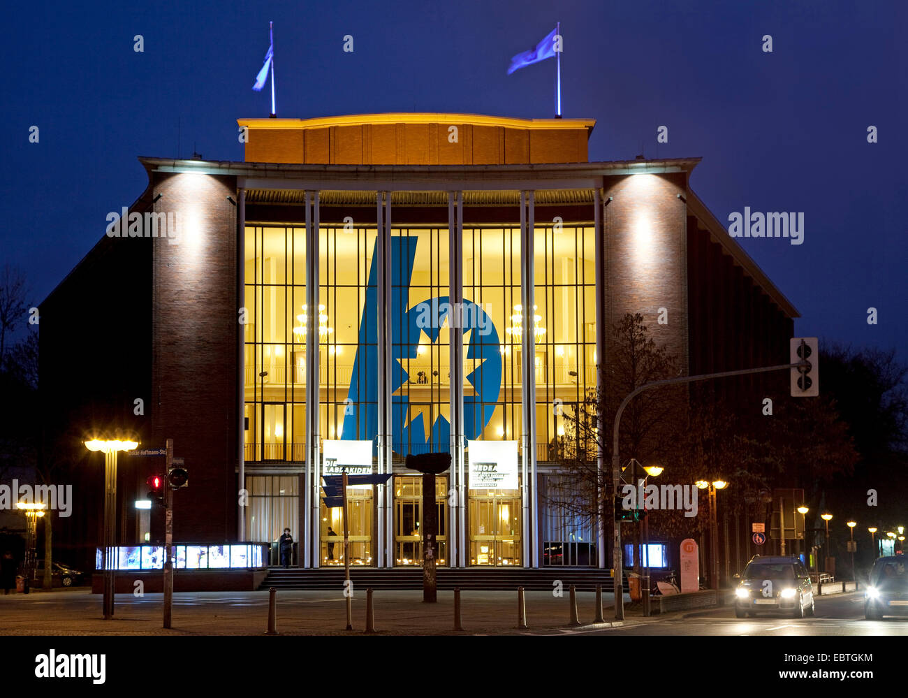 Théâtre illuminé et Bochum, Schauspielhaus de Bochum, à l'heure bleue, l'Allemagne, en Rhénanie du Nord-Westphalie, région de la Ruhr, Bochum Banque D'Images