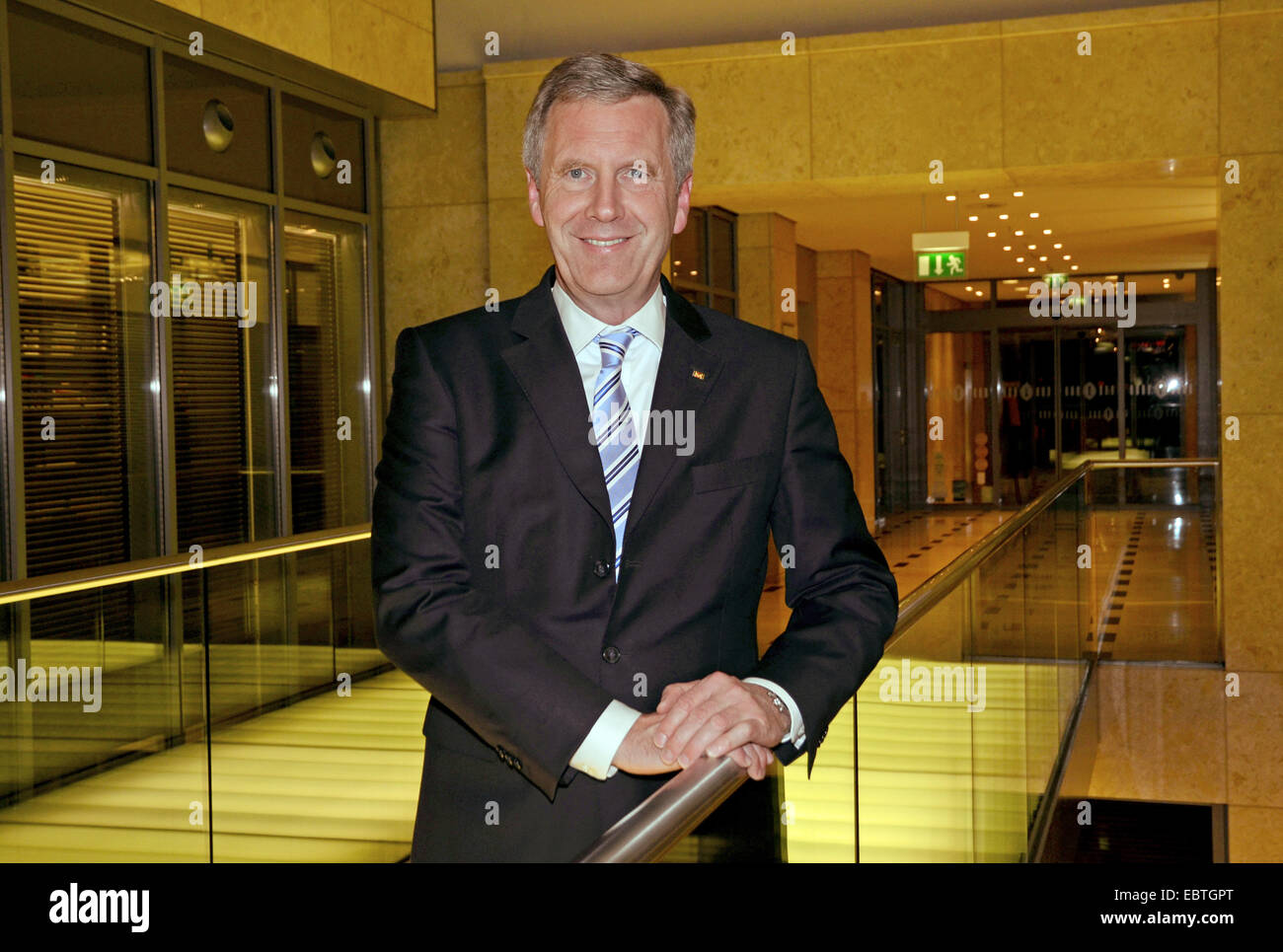 Düsseldorf, Allemagne. 08Th Nov, 2014. L'ancien président allemand Christian Wulff pose au cours de son livre 'lettrage Ganz oben, ganz unten' (lit. 'En haut, par le bas) à Düsseldorf, Allemagne, 04 décembre 2014. Photo : Horst Ossinger/dpa/Alamy Live News Banque D'Images