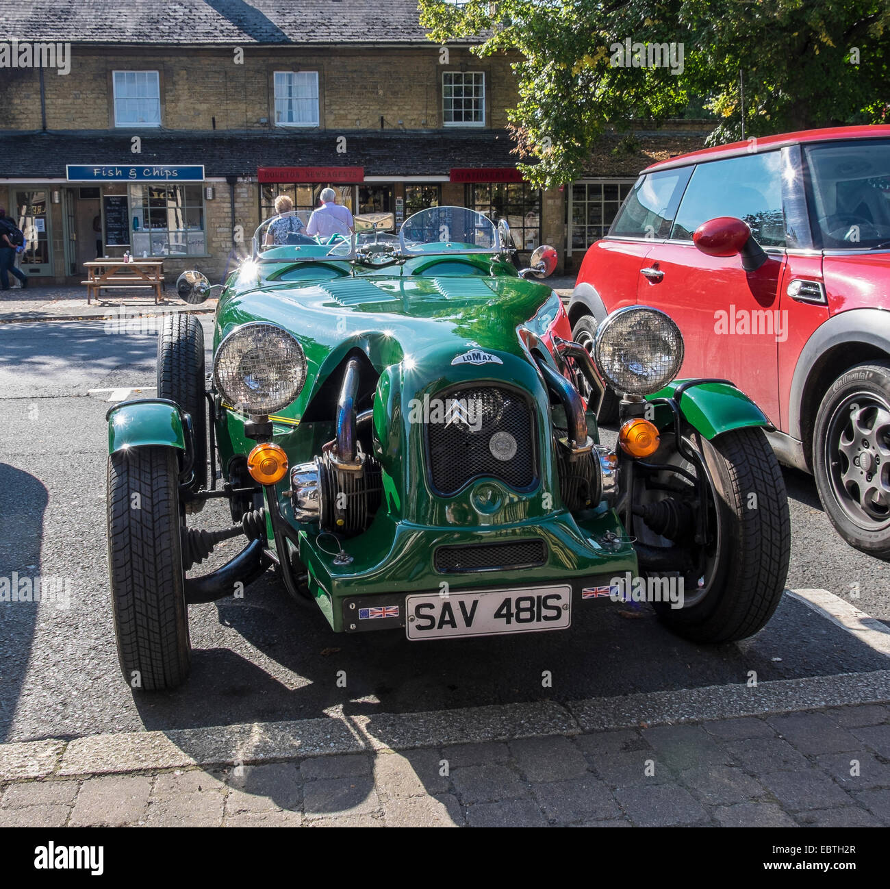 Lomax trois voiture de sport roue Bourton-on-the-Water village des Cotswolds Gloucestershire Banque D'Images