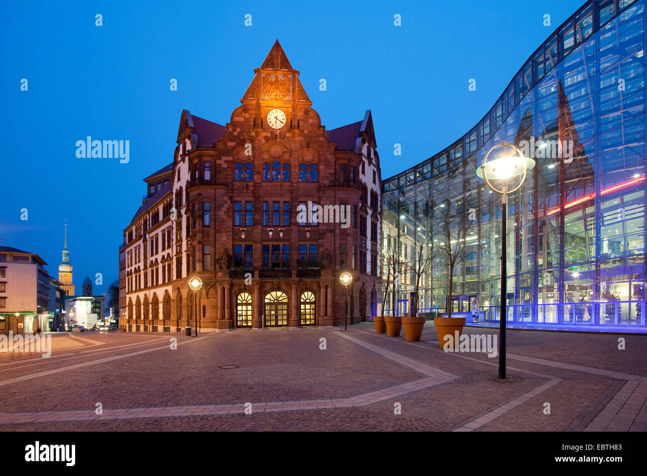 Friedensplatz place de la ville avec l'ancien hôtel de ville et de Berswordt Hall à crépuscule, l'Allemagne, en Rhénanie du Nord-Westphalie, Ruhr, Dortmund Banque D'Images