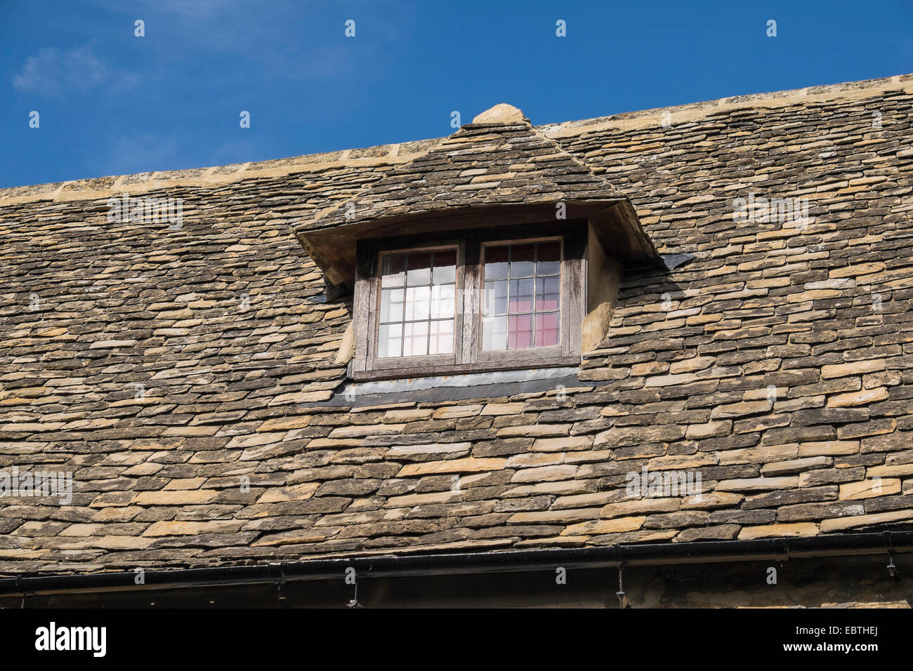 Tuiles en pierre de Cotswold lucarne Bourton-on-the-Water village des Cotswolds Gloucestershire Banque D'Images