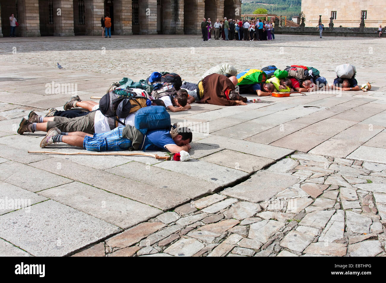 Brasilian pèlerins allongé sur le sol et en priant devant la cathédrale sur Praza do Obradoiro, l'Espagne, la Galice, Coru±a, Santiago De Compostela Banque D'Images