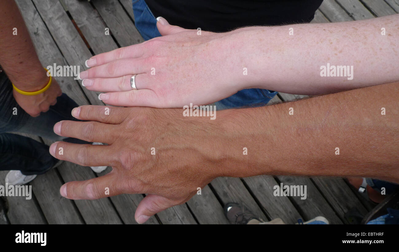 Comparaison d'une peau tannée et un bras d'untanned caucasoid de deux personnes Banque D'Images