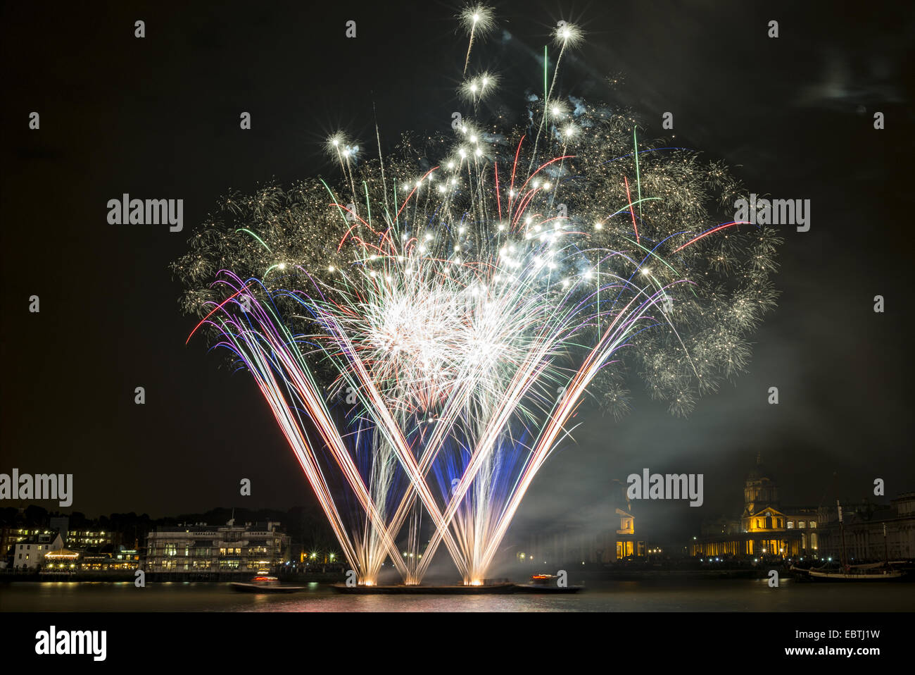 D'artifice sur la Tamise, en face du Royal Greenwich, Londres Pour célébrer le Festival des grands voiliers 2014 Greenwich Banque D'Images