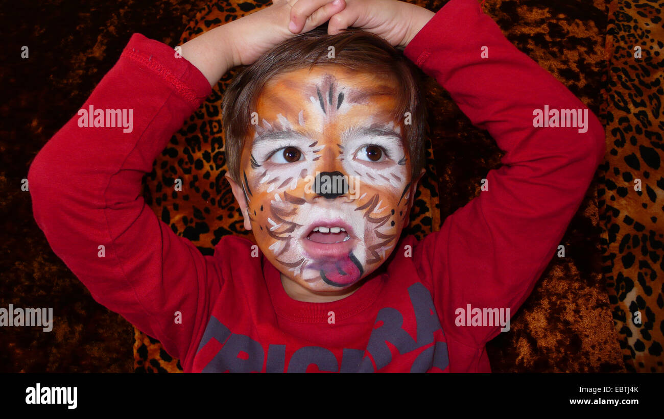 Portrait d'un petit garçon qui fait comme un tigre Banque D'Images