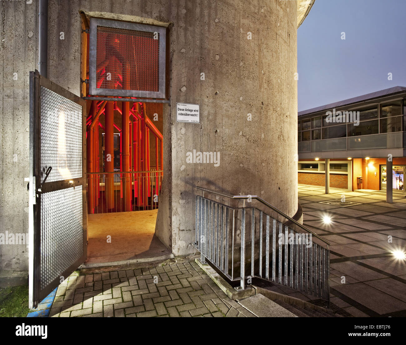Ancien digesteur dans Twilight, l'Allemagne, en Rhénanie du Nord-Westphalie, Ruhr, Oberhausen Banque D'Images