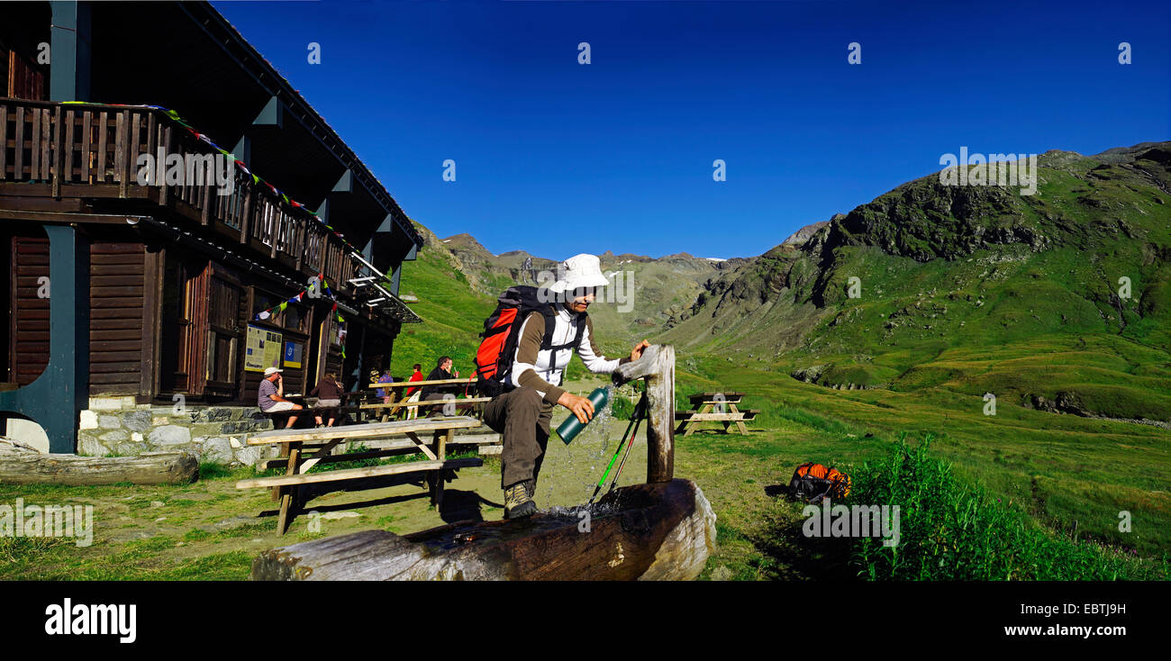 Wanderers se reposant à la hutte de montagne Prariond, France, Parc National de la Vanoise Banque D'Images