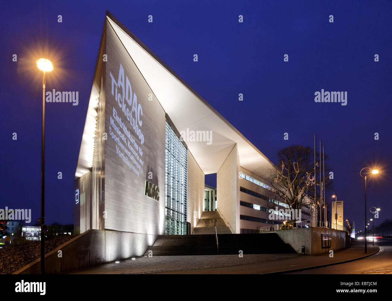 Immeuble de bureaux de l'ADAC dans le crépuscule, l'Allemagne, en Rhénanie du Nord-Westphalie, Ruhr, Dortmund Banque D'Images