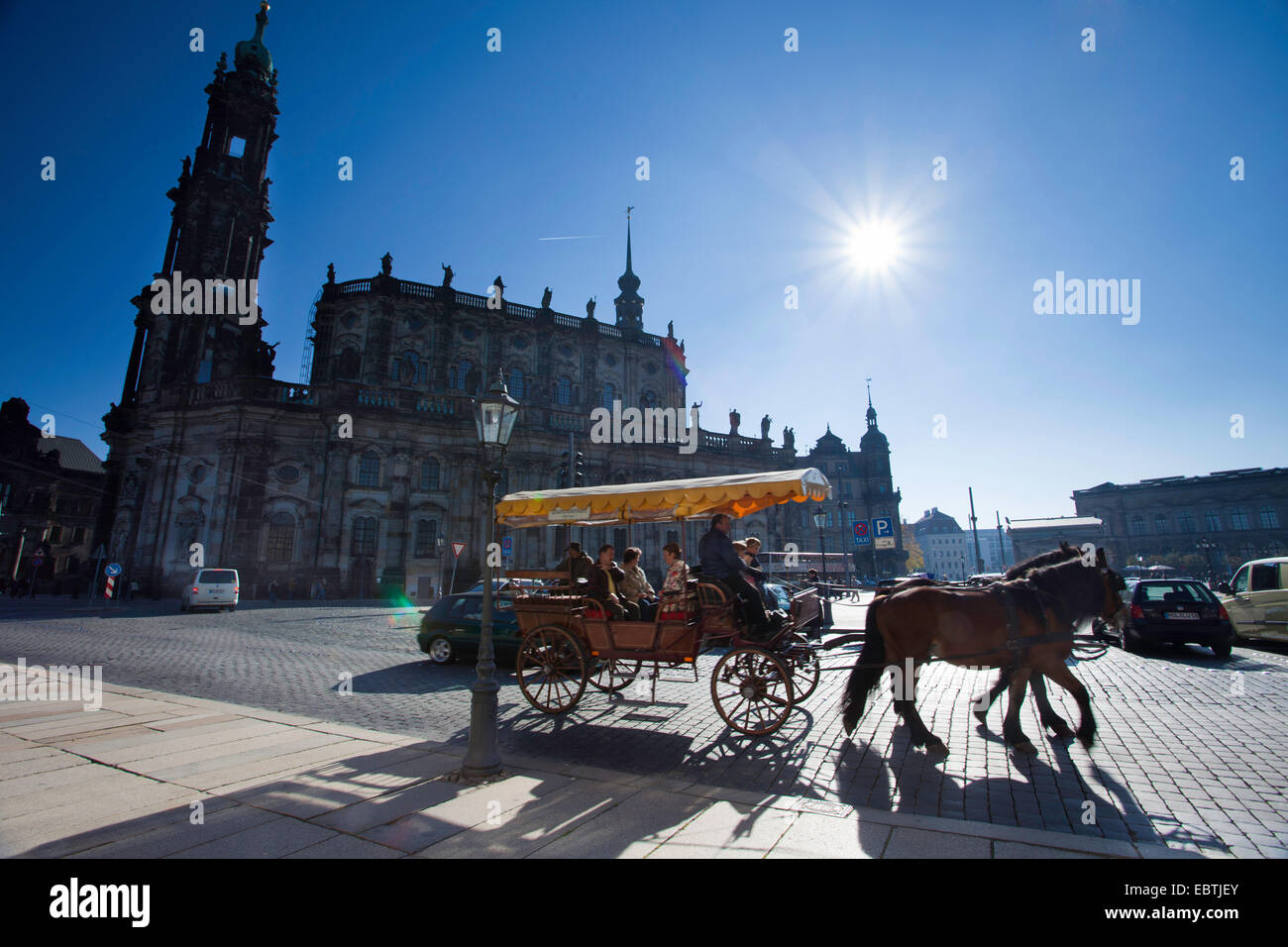 Balade en calèche en face de Katholische Hofkirche, l'Église catholique de la Cour Royale de Saxe, Allemagne, Saxe, Dresde Banque D'Images