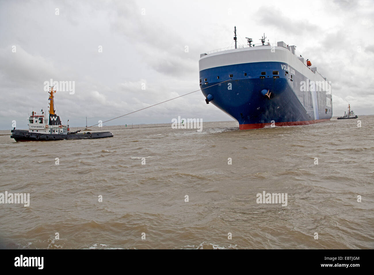 Car carrier Voland Leader avec l'Allemagne, de remorqueurs, Basse-Saxe, Frise orientale, l'Emden Banque D'Images