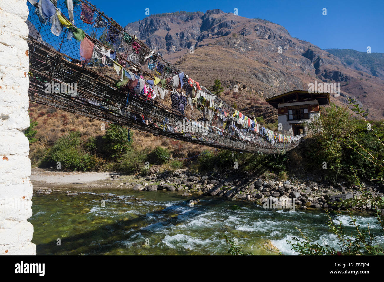 Construit au 15ème siècle par un nommé yogi tibétain Thangtong Gyalpo lama pont de fer, rénové en 2008. Encore un peu de l'original Banque D'Images