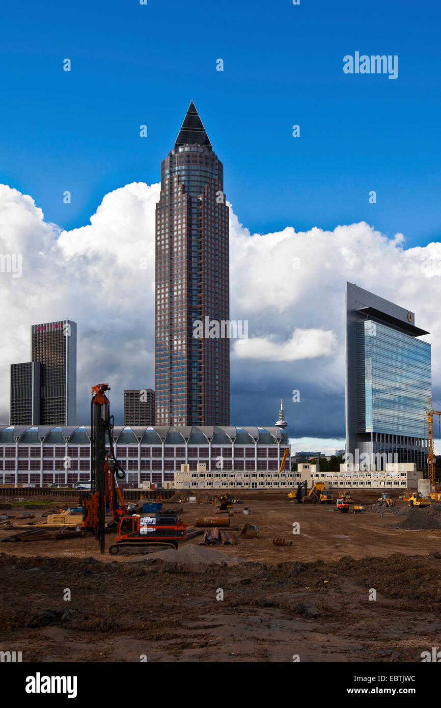 La Messeturm derrière un grand chantier de construction et la collecte de nuages, Allemagne, Hesse, Francfort Banque D'Images
