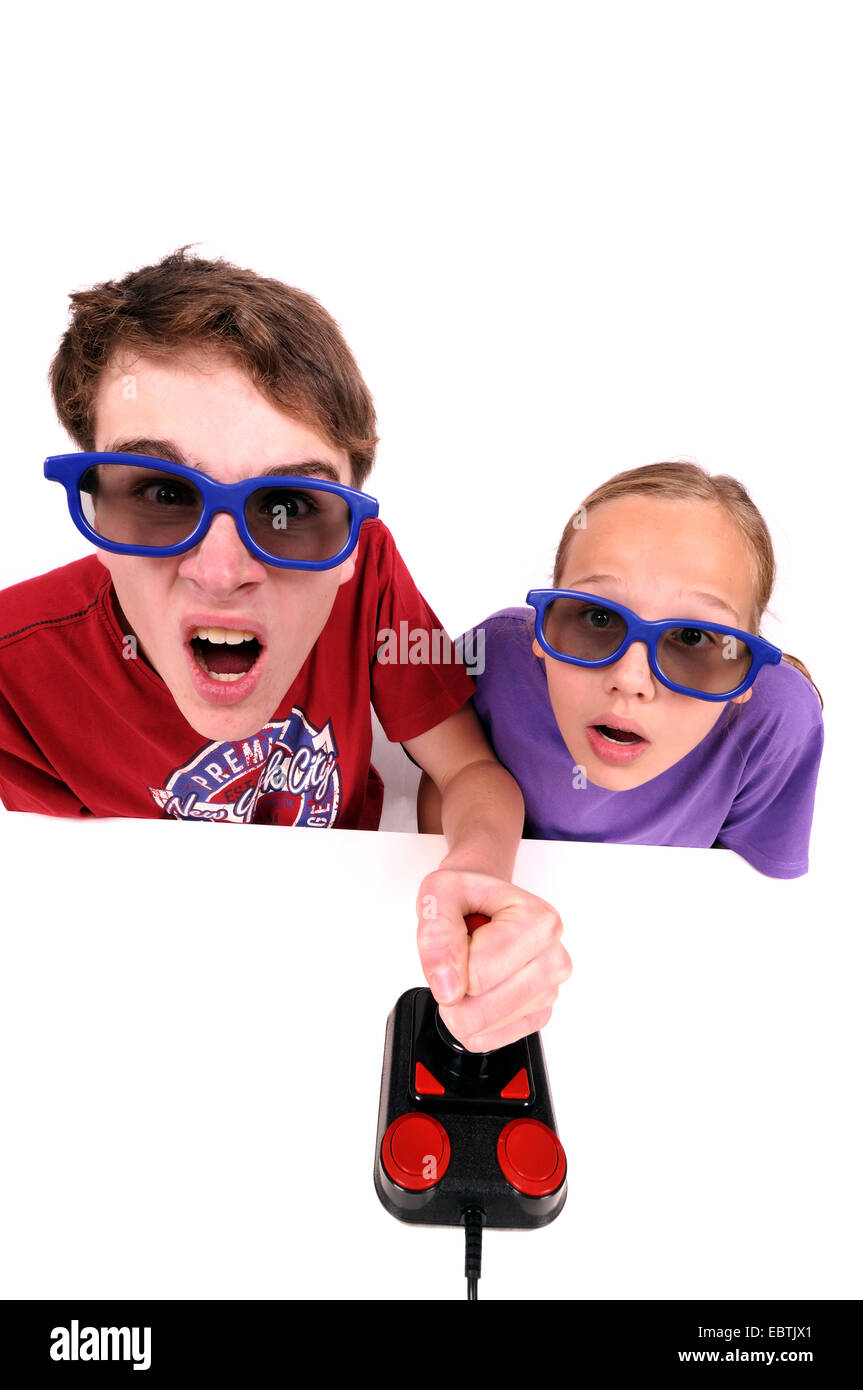 Deux enfants avec des lunettes 3D de jeux vidéo Banque D'Images