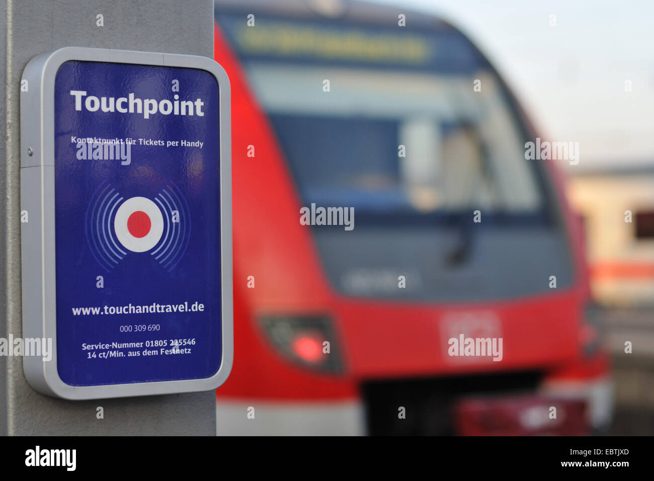 Touchpoint sur train plattform, un train en arrière-plan, Allemagne Banque D'Images
