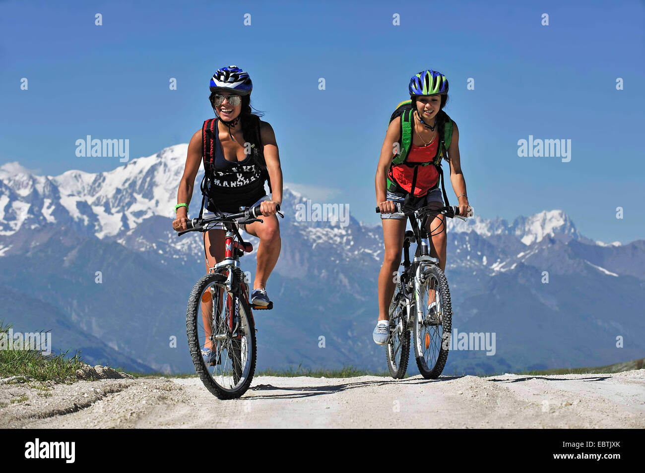 Deux mountainbiker en face de paysages de montagne, France, Savoie, La Plagne Banque D'Images