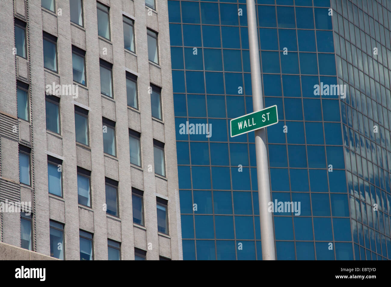 Wall Street street sign in front of skyscrapers, USA, New York City Banque D'Images