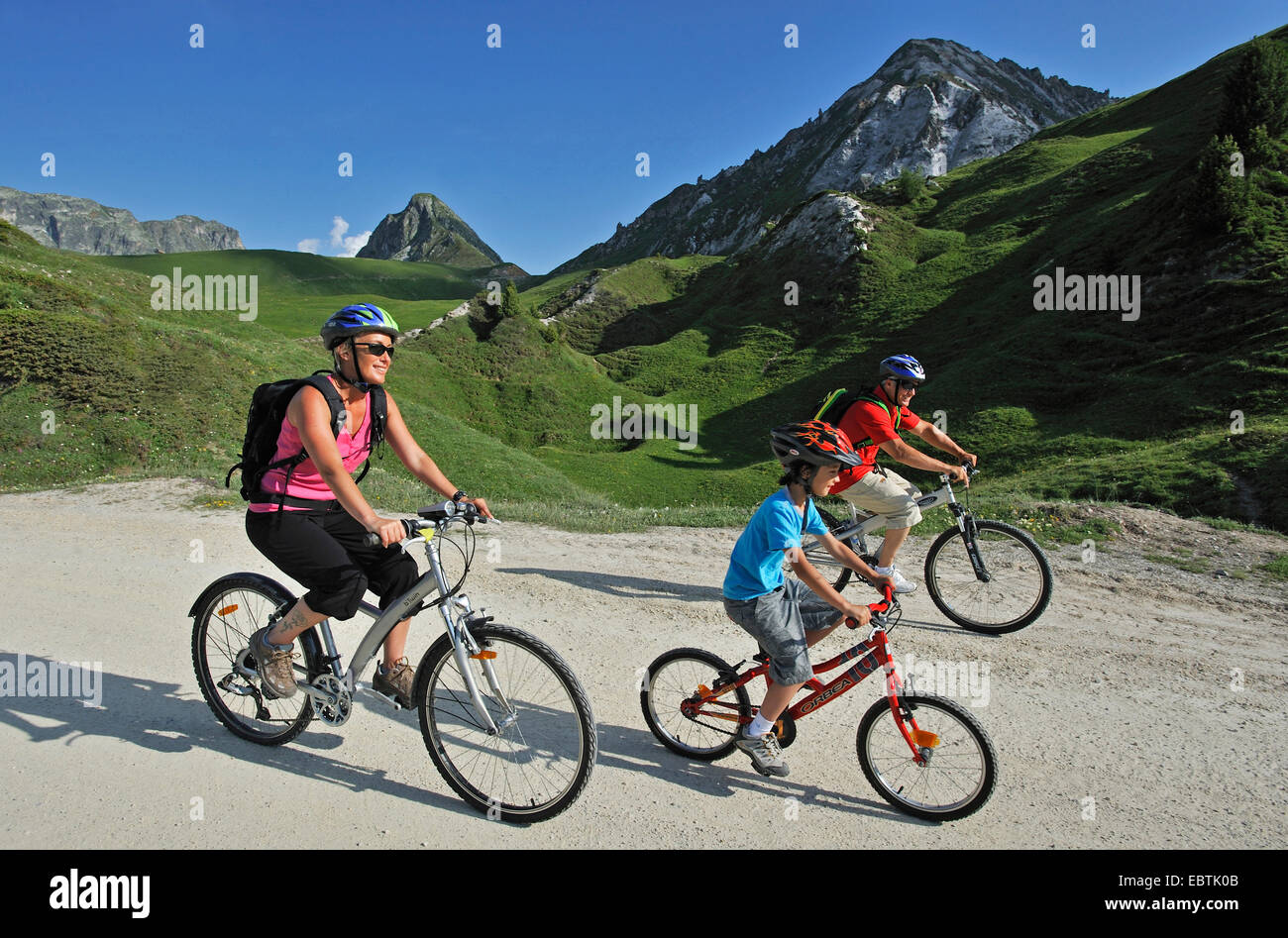 Vélo de montagne de la famille, France, Savoie, La Plagne Banque D'Images