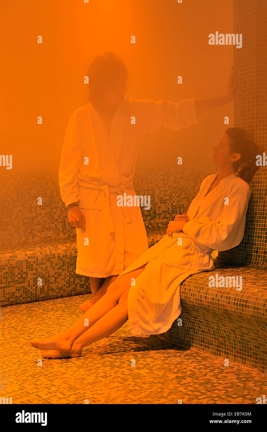 Deux personnes dans un sauna à vapeur, France, Savoie Banque D'Images