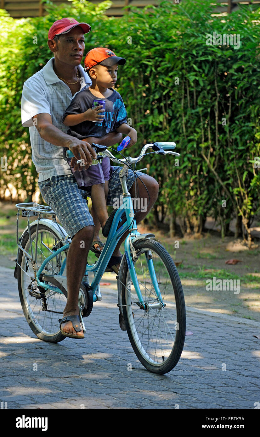 Le père et le fils ensemble à vélo, Seychelles Banque D'Images
